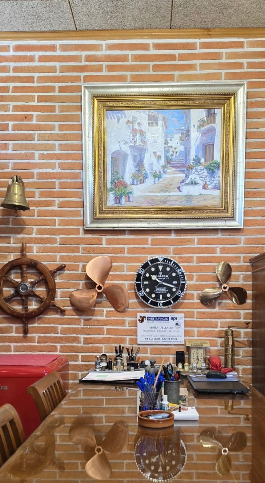 Interior del despacho de Iniesta Fincas en Castelldefels